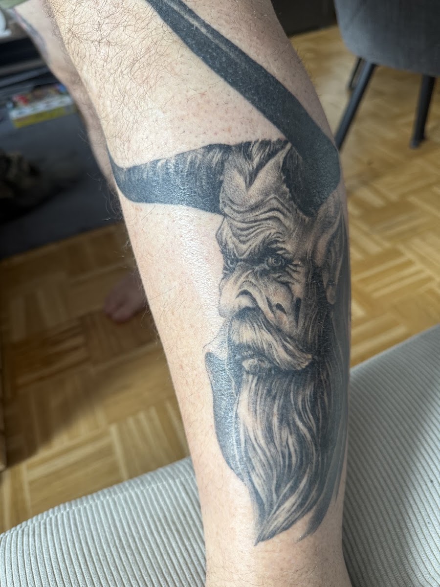 Realistisches Dämonenkopf-Tattoo, Nahaufnahme, Colour Me Tattoo Lounge